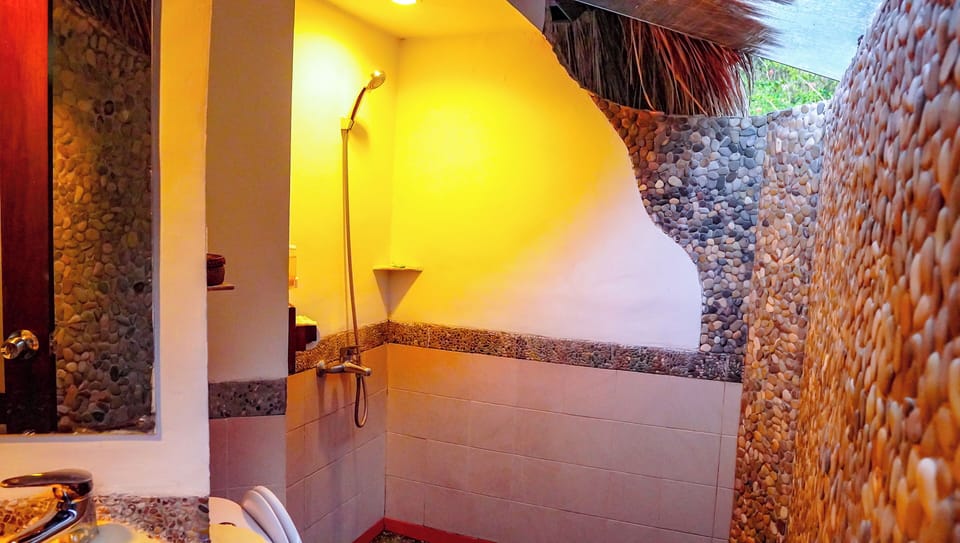 Superior Bungalow, Garden View | Bathroom | Shower, free toiletries, bidet, towels