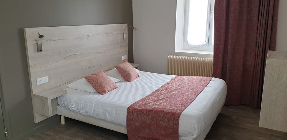 Comfort Double Room | Individually furnished, desk, laptop workspace, free cribs/infant beds