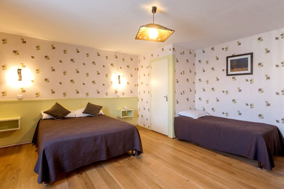 Comfort Quadruple Room | Desk, soundproofing, free WiFi, bed sheets
