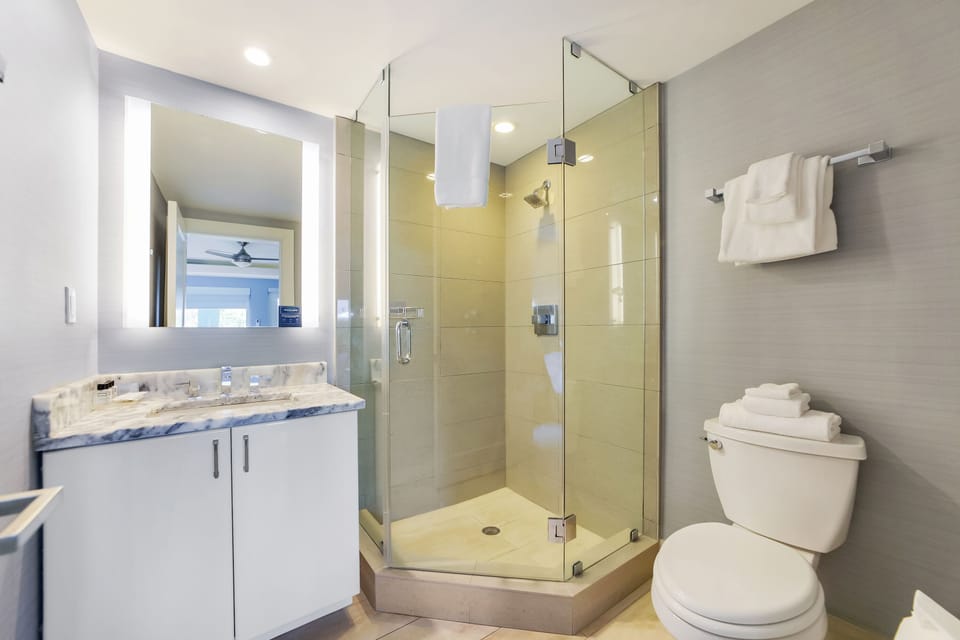 Standard Room, 1 King Bed (Self check-in) | Bathroom | Shower, hair dryer, towels, soap