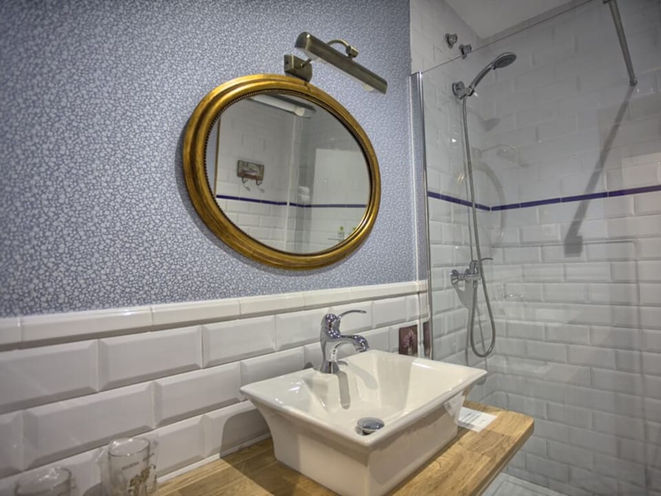 Triple Room | Bathroom | Shower, free toiletries, hair dryer, towels