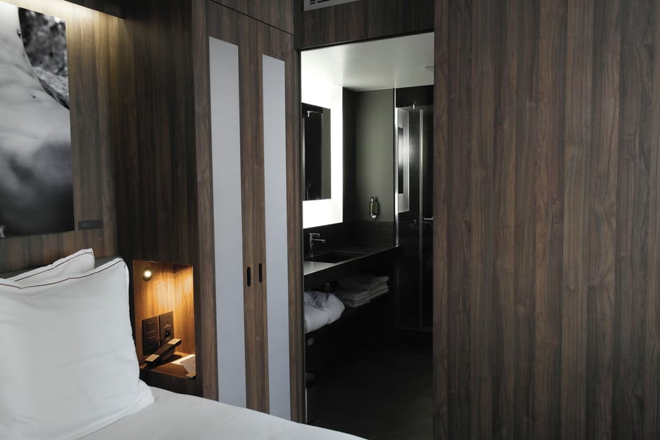 Junior Room | Egyptian cotton sheets, premium bedding, down comforters, pillowtop beds
