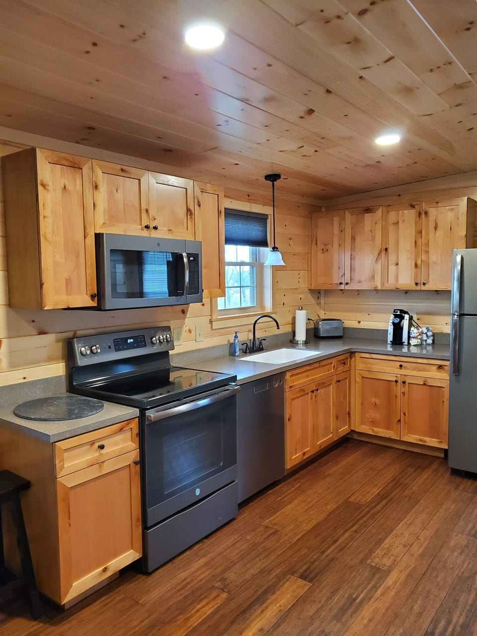 Lakeview Double-Bedroom Deluxe Cottage | Private kitchen | Microwave, coffee/tea maker, electric kettle, paper towels