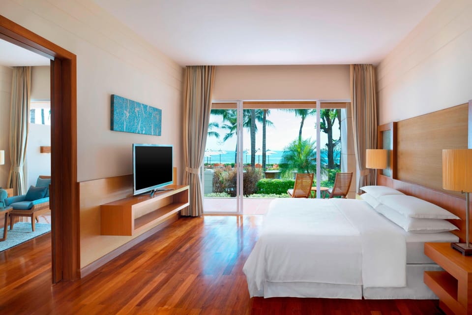 Suite, 1 Bedroom, Oceanfront | Premium bedding, minibar, in-room safe, desk