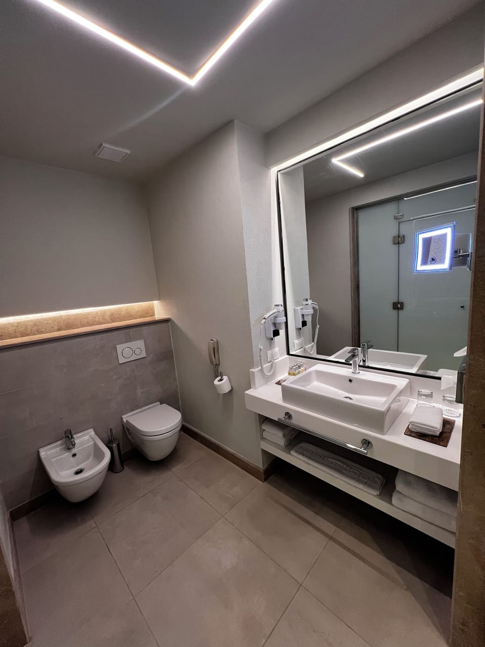 Shower, free toiletries, bidet, towels