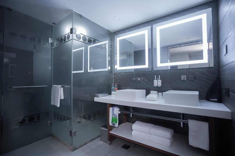 Shower, rainfall showerhead, free toiletries, hair dryer