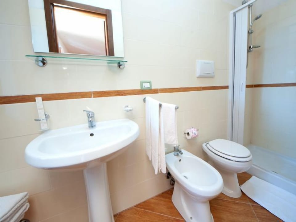 Double Room | Bathroom | Shower, free toiletries, hair dryer, bathrobes