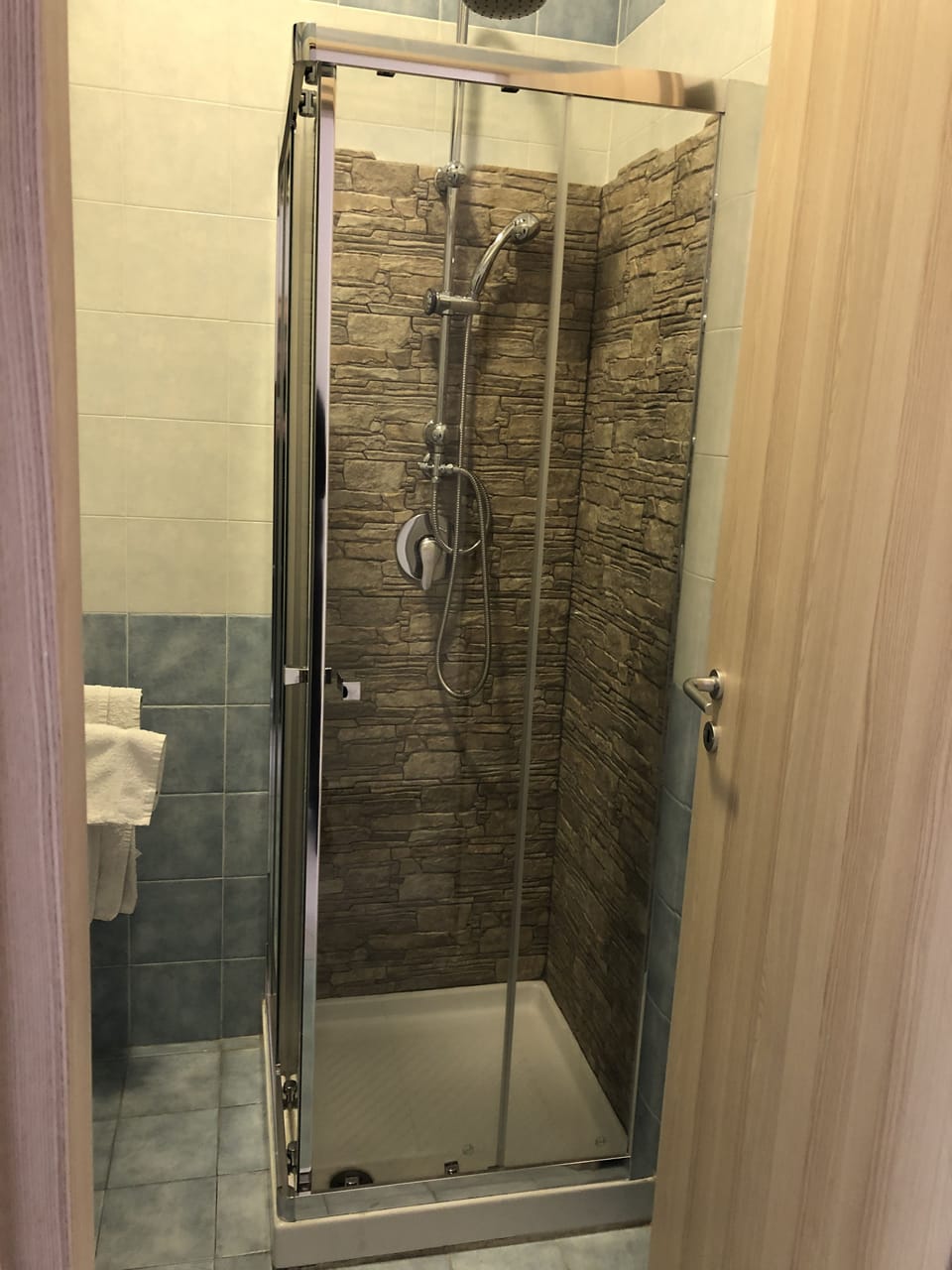 Family Double Room | Bathroom | Shower, free toiletries, hair dryer, slippers