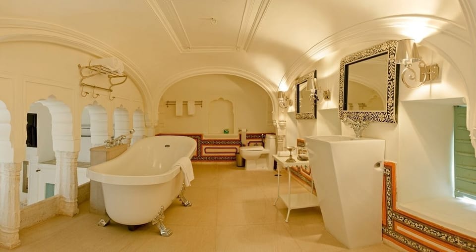 Royal Suite, 1 King Bed, Non Smoking, Courtyard view | Bathroom | Separate tub and shower, free toiletries, hair dryer, towels