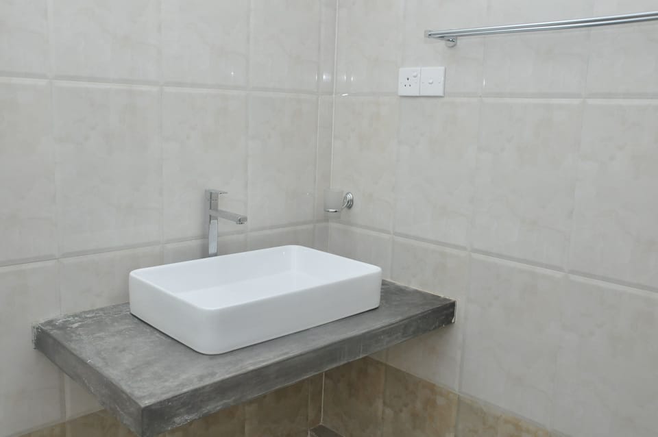 Standard Room, Garden View | Bathroom sink