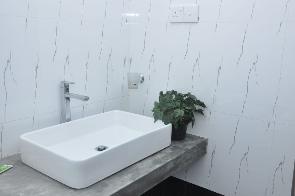 Standard Room, Garden View | Bathroom | Shower, free toiletries, towels