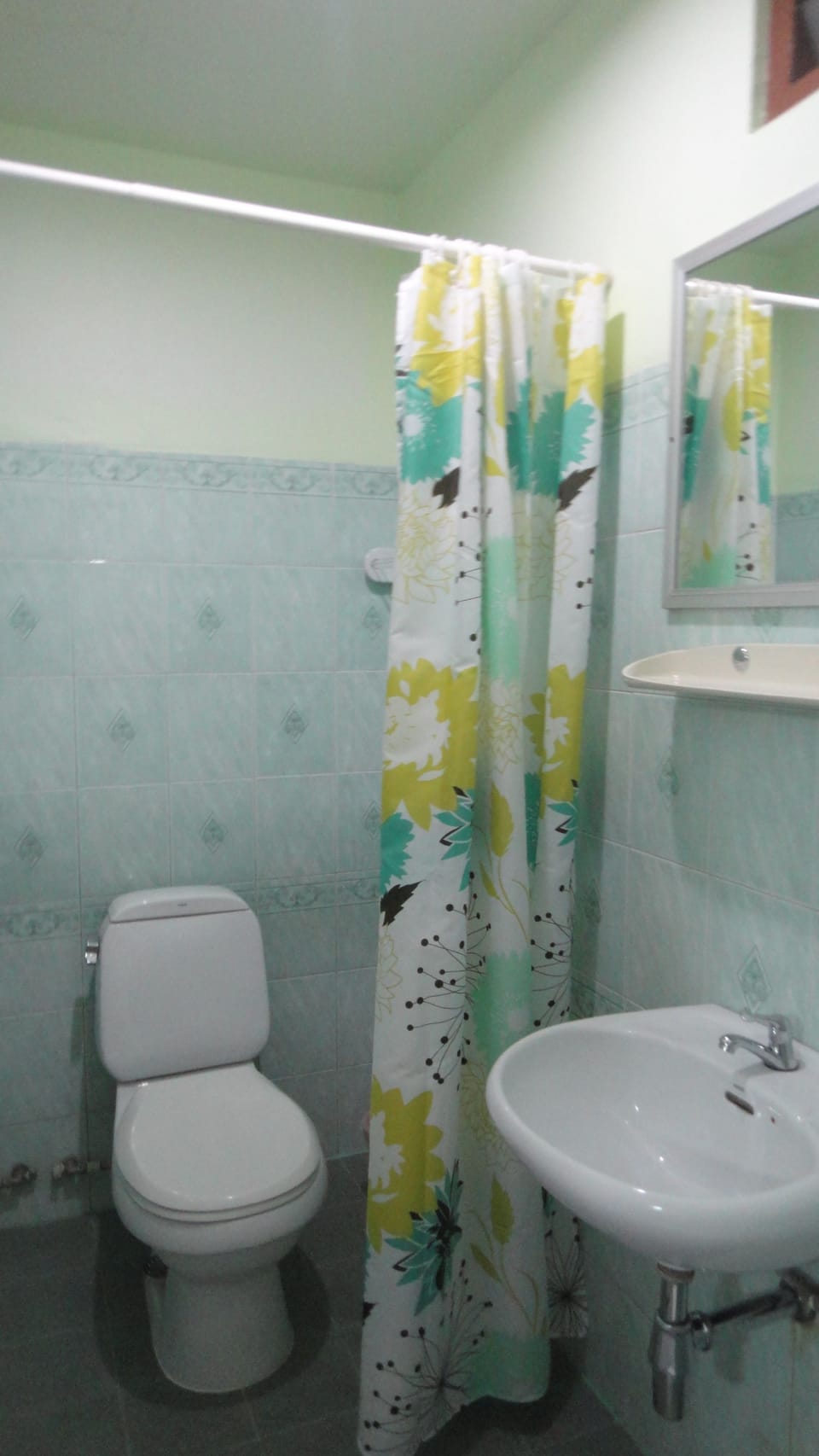 Shower, rainfall showerhead, free toiletries, hair dryer