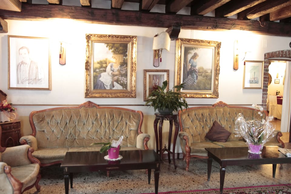 Lobby lounge