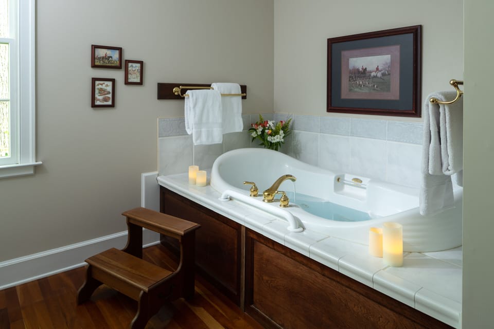 Deluxe Double Room, Jetted Tub, Garden View (Hunt Country Room) | Bathroom | Hair dryer, bathrobes, slippers, towels