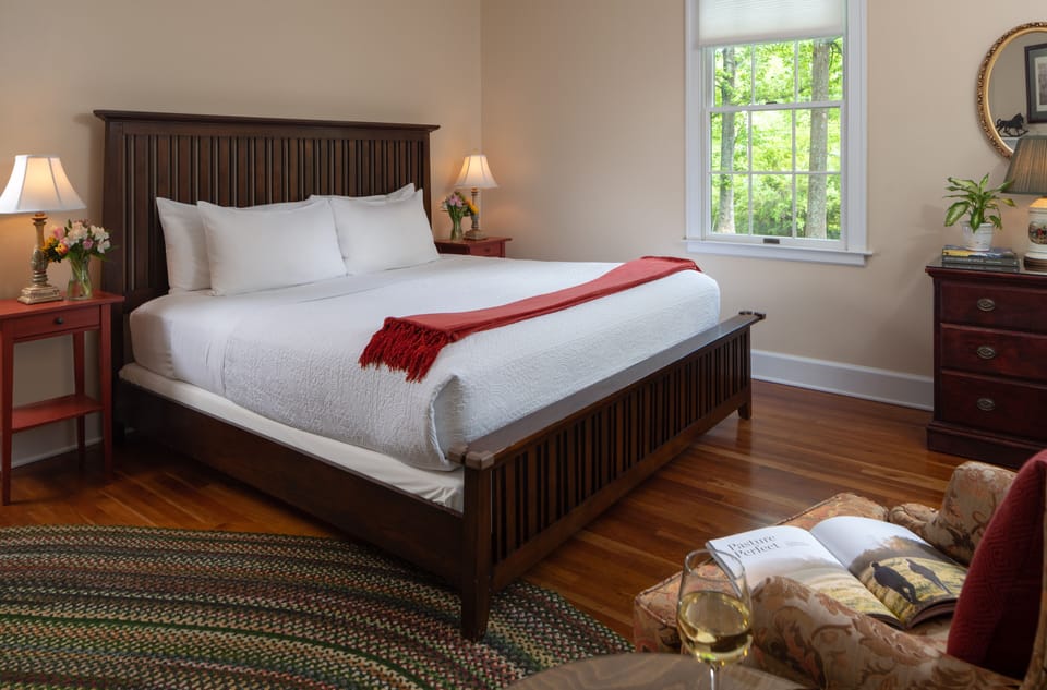 Deluxe Double Room, Jetted Tub, Garden View (Hunt Country Room) | Hypo-allergenic bedding, iron/ironing board, bed sheets