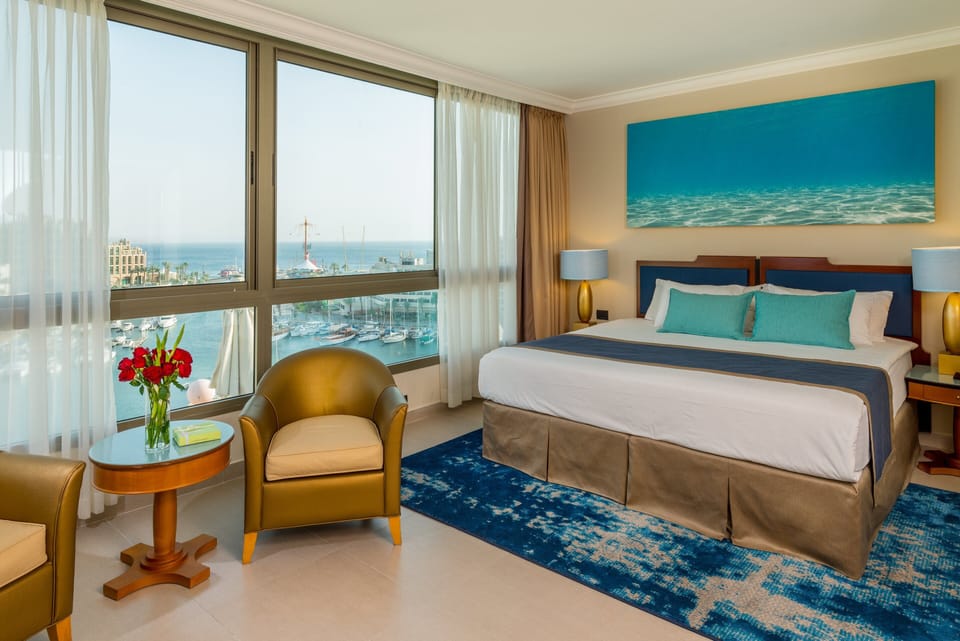 Deluxe Family | Minibar, in-room safe, desk, iron/ironing board