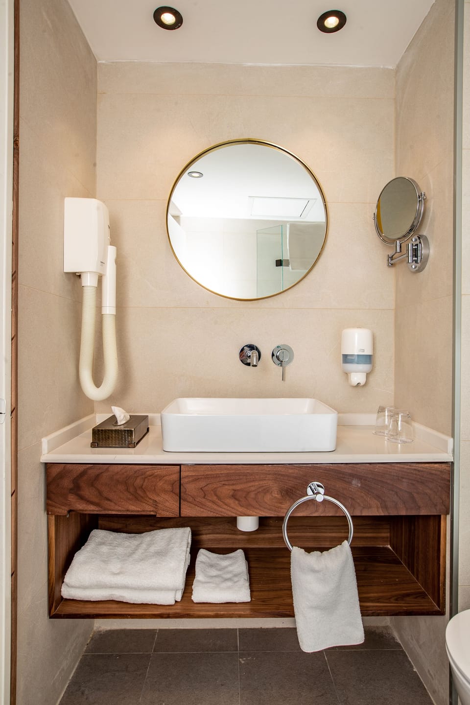 Standard Room | Bathroom | Free toiletries, hair dryer, towels
