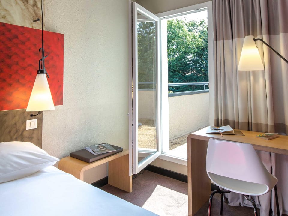Desk, soundproofing, iron/ironing board, free WiFi