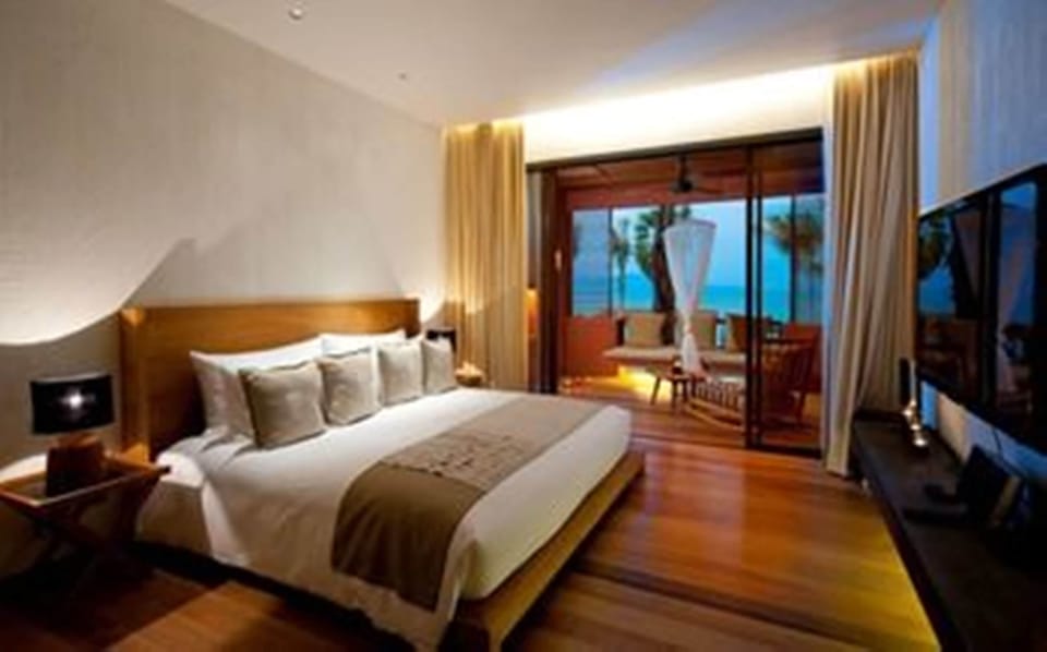 Seaview Double Room | Minibar, in-room safe, desk, blackout drapes