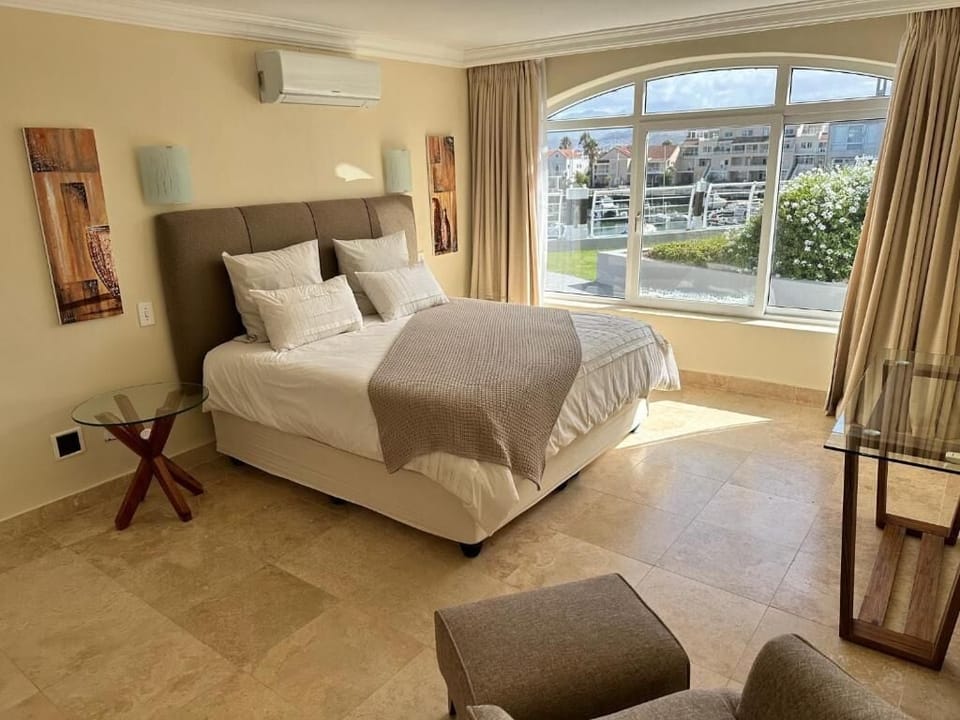 Self Catering Suite Marina view | Minibar, in-room safe, desk, soundproofing
