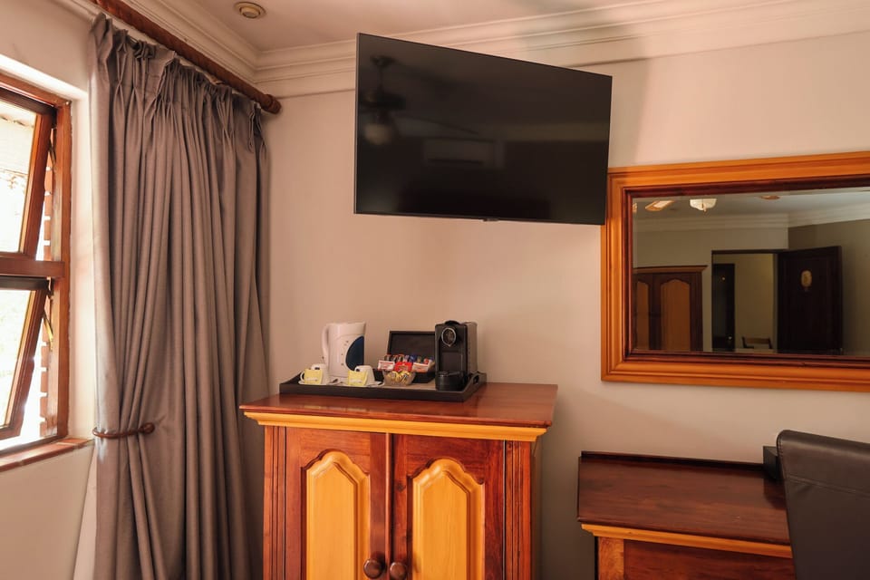 Executive Room | Minibar, in-room safe, individually decorated, individually furnished