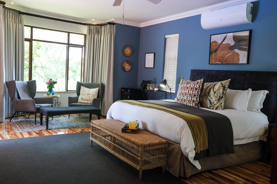 Presidential Room | Minibar, in-room safe, individually decorated, individually furnished