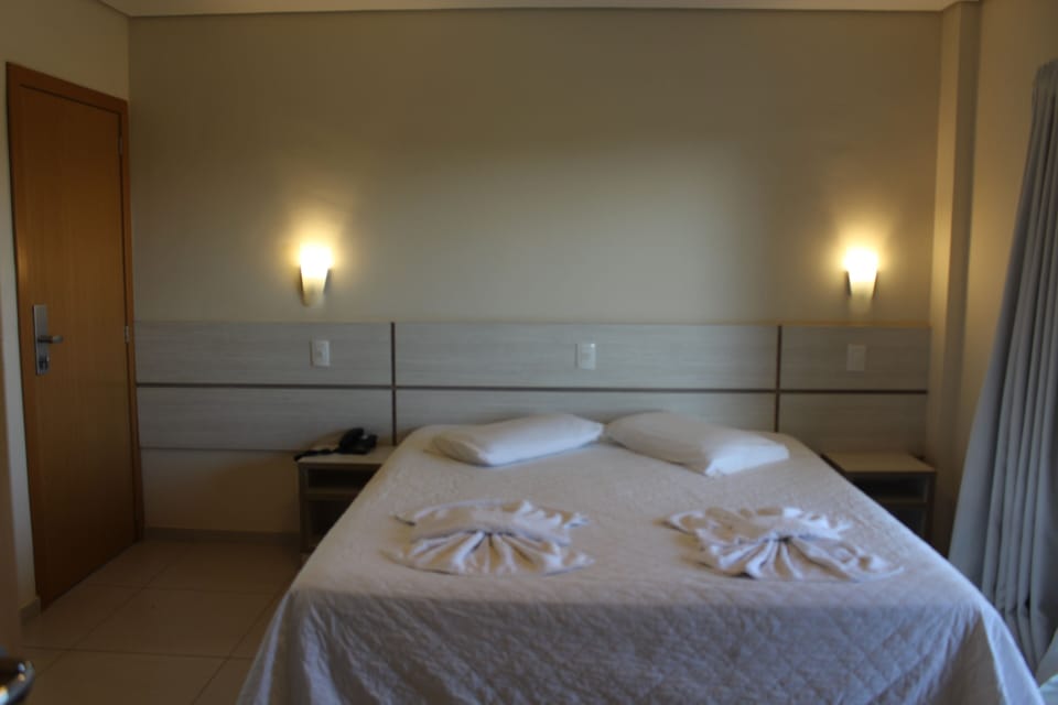 Quarto luxo | Hypo-allergenic bedding available, minibar, in-room safe, desk