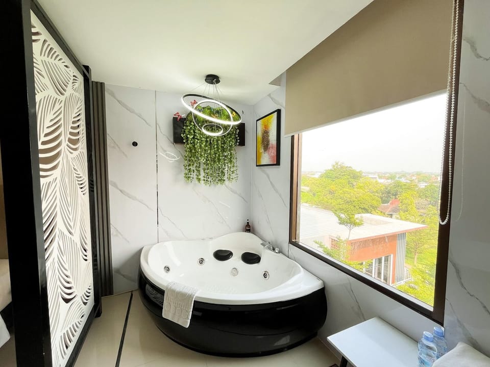 Executive Jacuzzi Room | Bathroom | Shower, free toiletries, slippers, towels