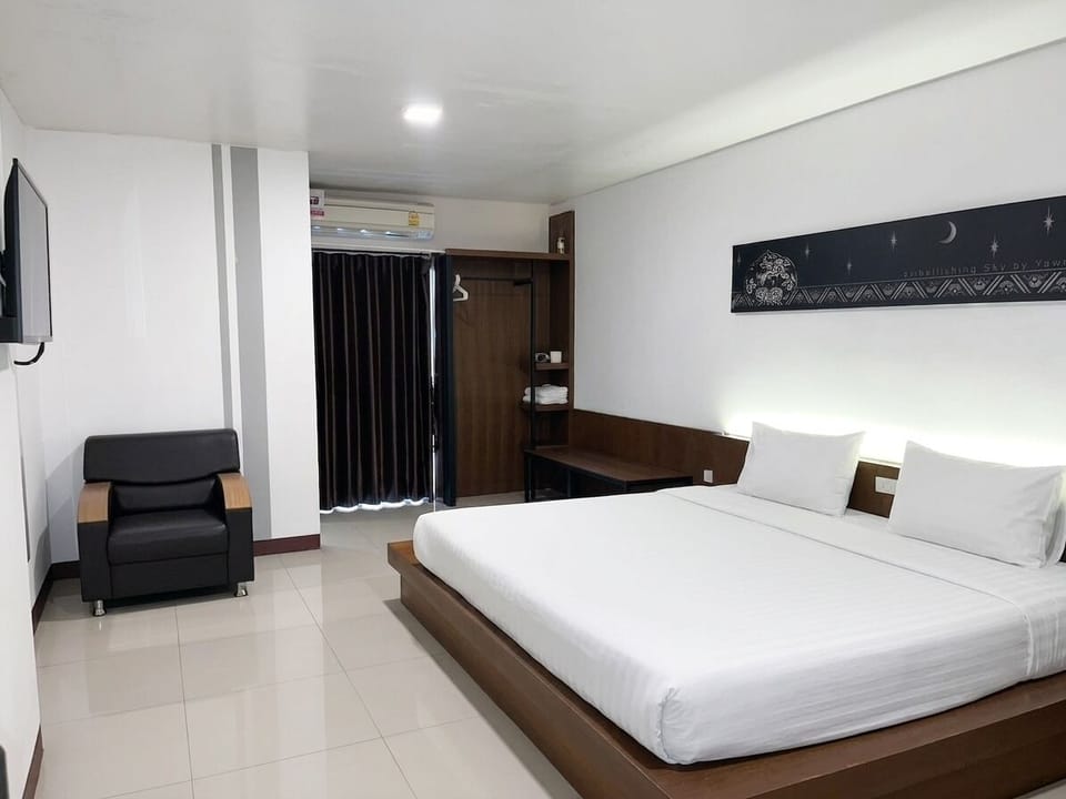 Standard Room | Desk, blackout drapes, iron/ironing board (on request), WiFi (free)