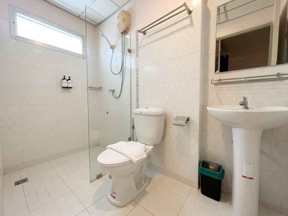 Superior Double or Twin Room | Bathroom | Shower, free toiletries, hair dryer, bathrobes