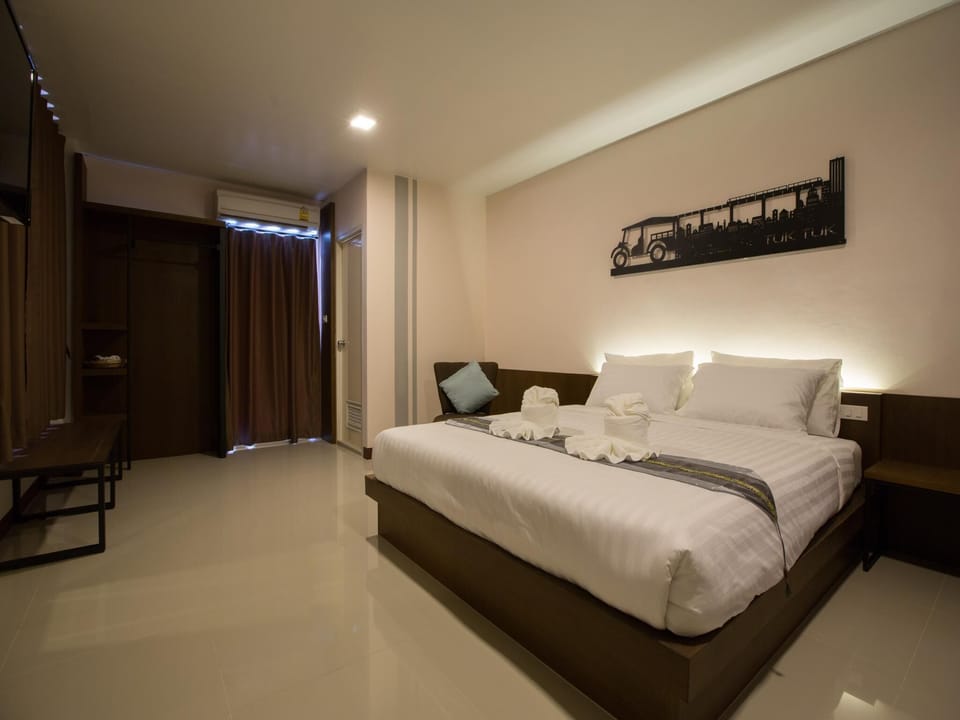 Standard Twin Room | Desk, blackout drapes, iron/ironing board, free WiFi