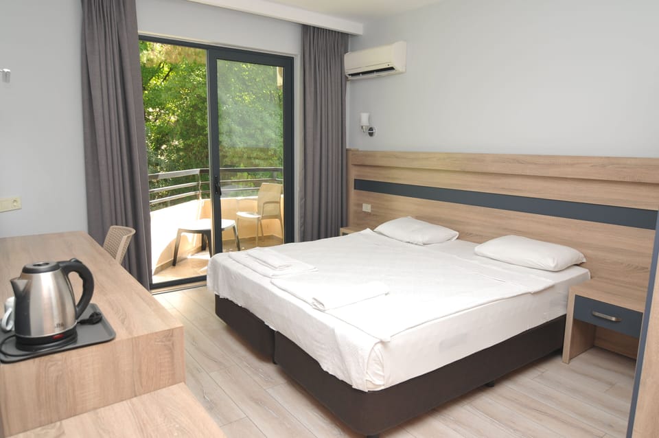 Standard Double or Twin Room | In-room safe, WiFi (free), bed sheets