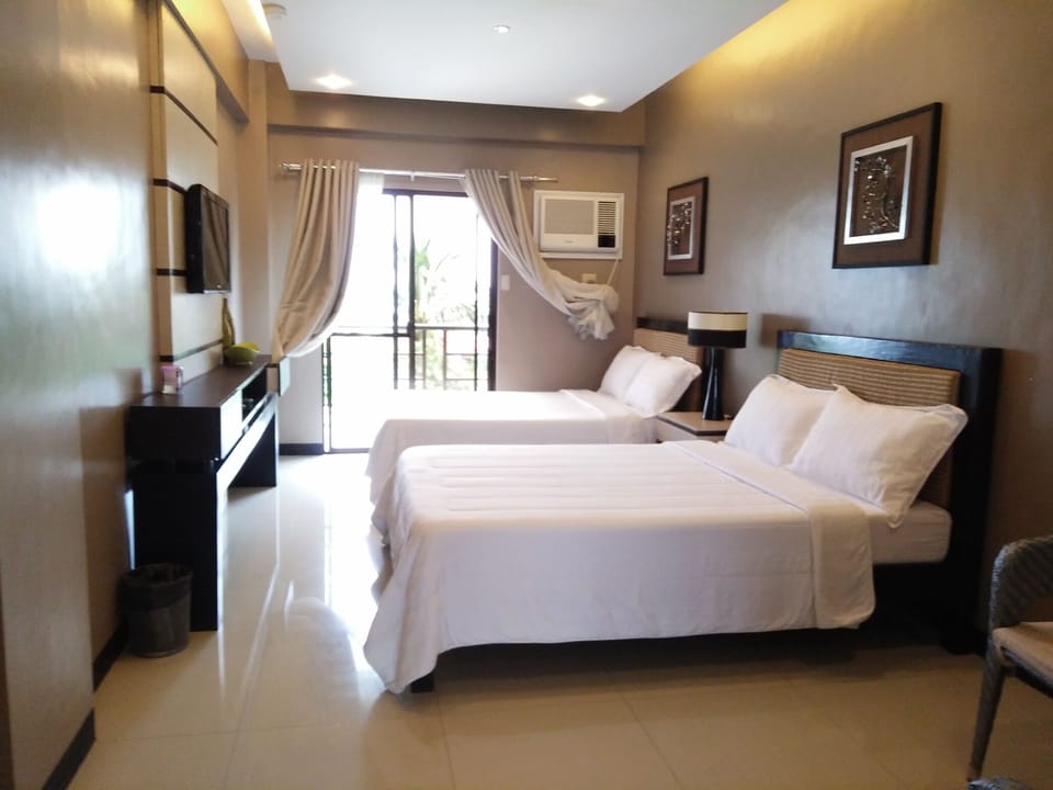 Deluxe Double Room | Desk