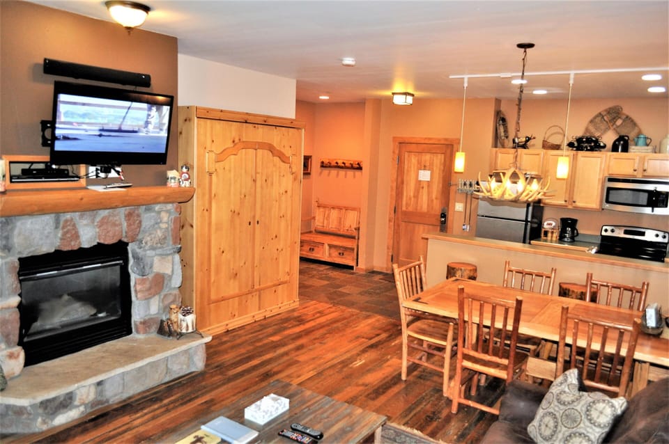 Condo, 1 King Bed with Sofa bed (Arapahoe Lodge 1 Bed 2 Bath ALJD) | Interior