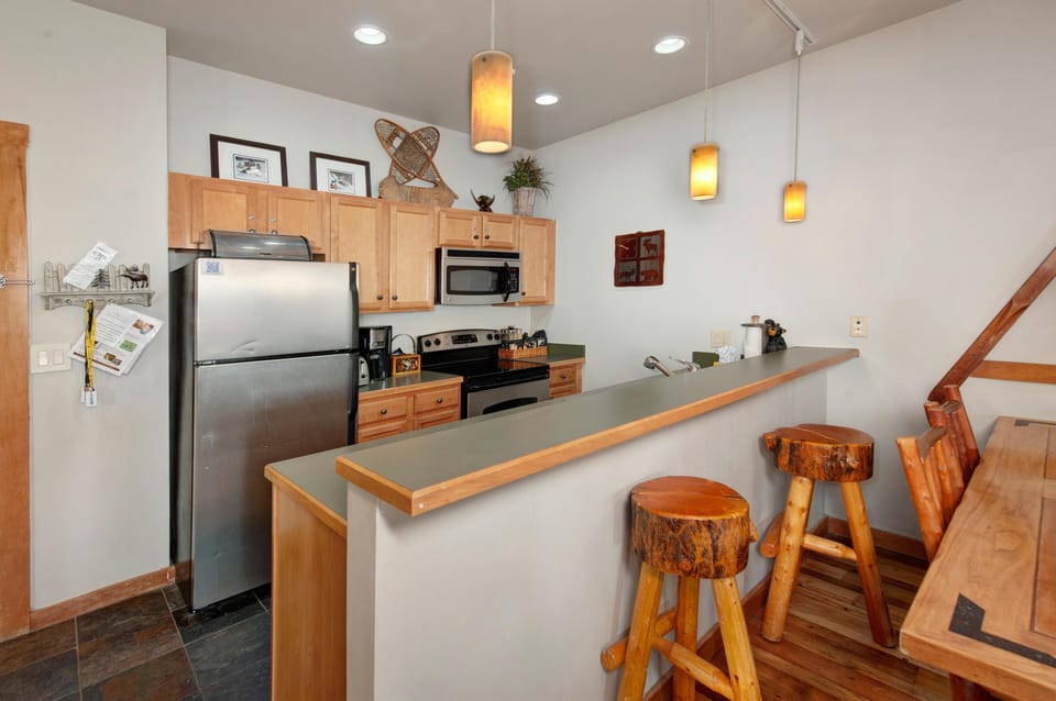 Condo, 1 King Bed with Sofa bed (Arapahoe Lodge 1 Bed 2 Bath ALJD) | Private kitchen | Coffee/tea maker, full-size fridge, microwave, oven