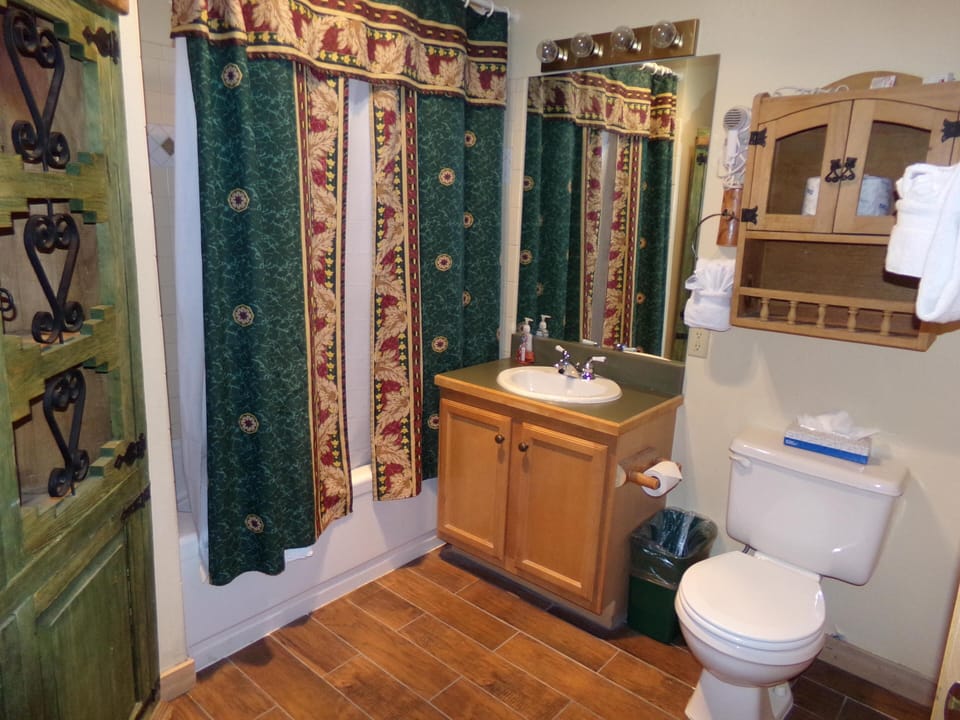 Condo, 1 Queen Bed with Sofa bed (Arapahoe Lodge 1 Bed 1 Bath ALJP) | Bathroom | Combined shower/tub, hair dryer, towels