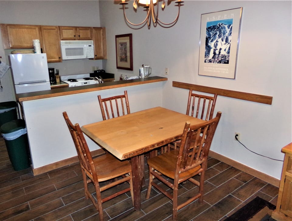 Cabin, Multiple Beds, Mountain View (Arapahoe Lodge 1 Bed 1 Bath ALJP) | In-room dining
