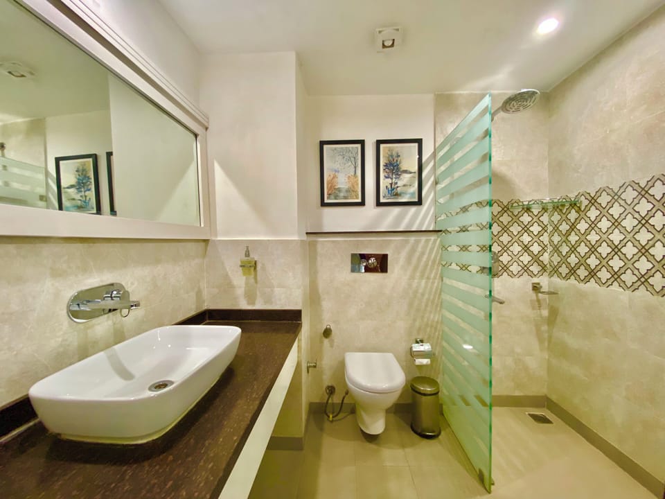 Premium Room | Bathroom | Shower, free toiletries, towels