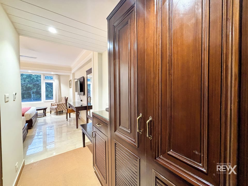 Family Room | Premium bedding, desk