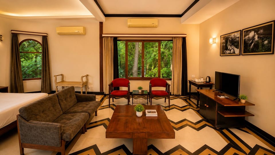 Luxury Double Room, 1 Double Bed | Living area | 32-inch TV with cable channels