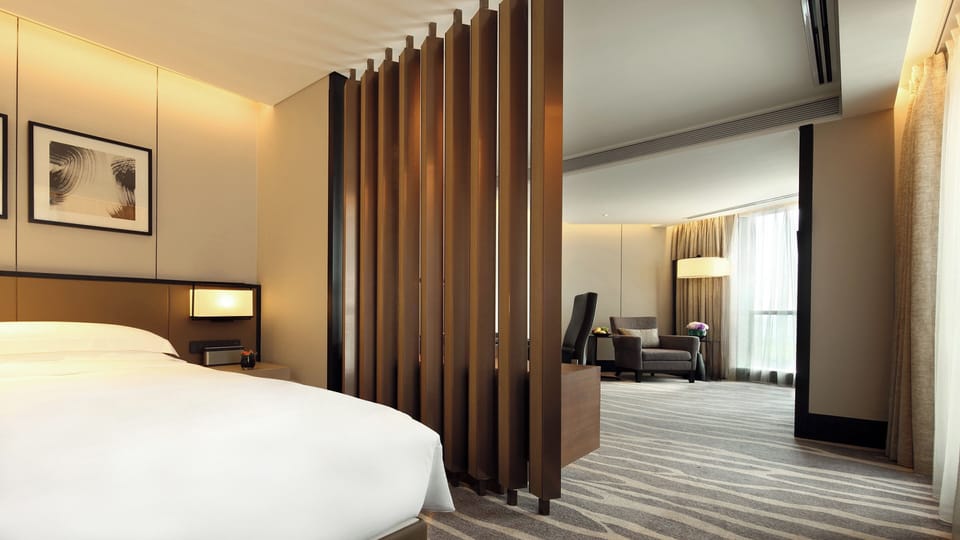1 King Junior Suite | 1 bedroom, premium bedding, minibar, in-room safe