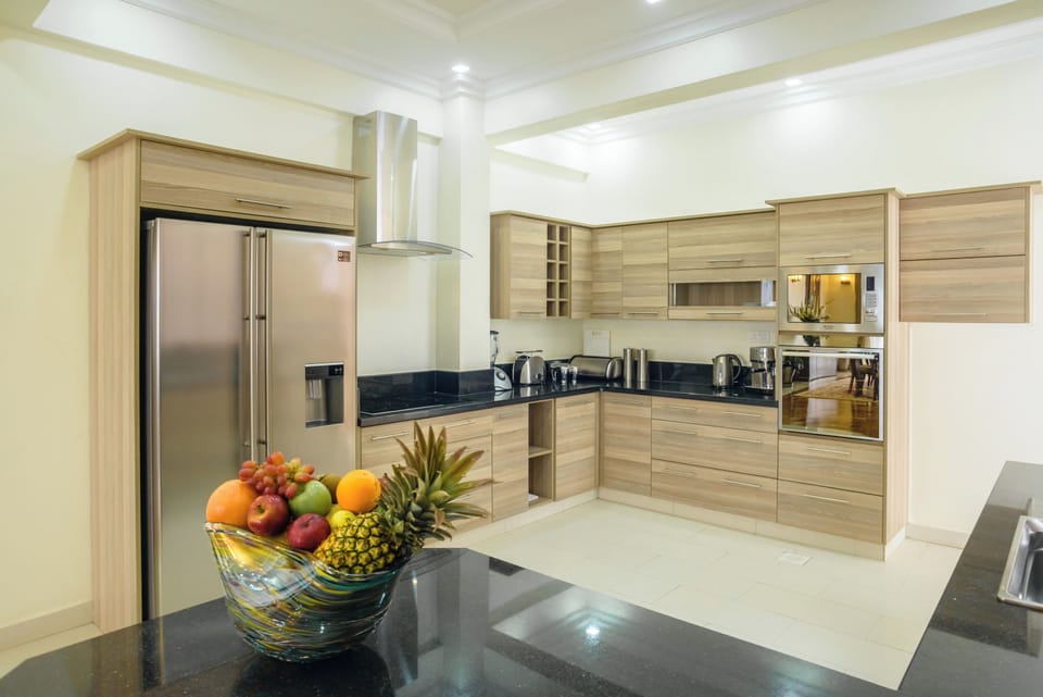 Full-size fridge, microwave, oven, stovetop
