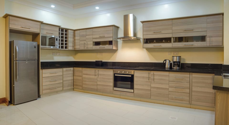 Full-size fridge, microwave, oven, stovetop