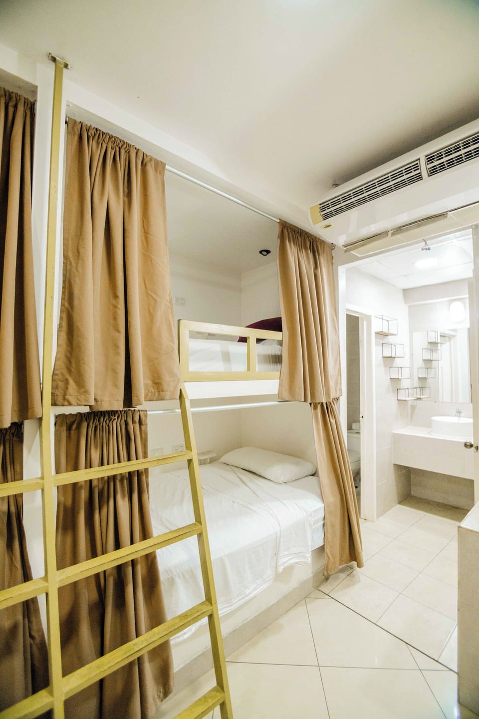 In-room safe, WiFi (free), bed sheets