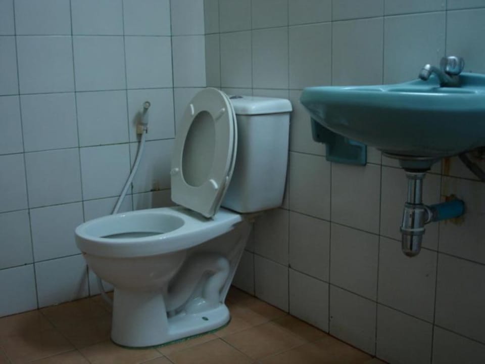 Shower, rainfall showerhead, free toiletries, towels