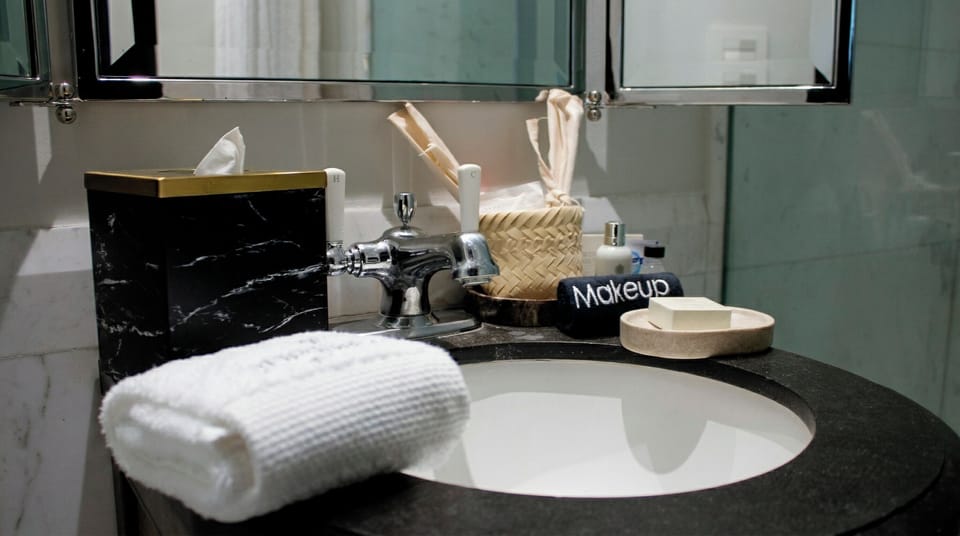 Deluxe Room | Bathroom | Shower, towels