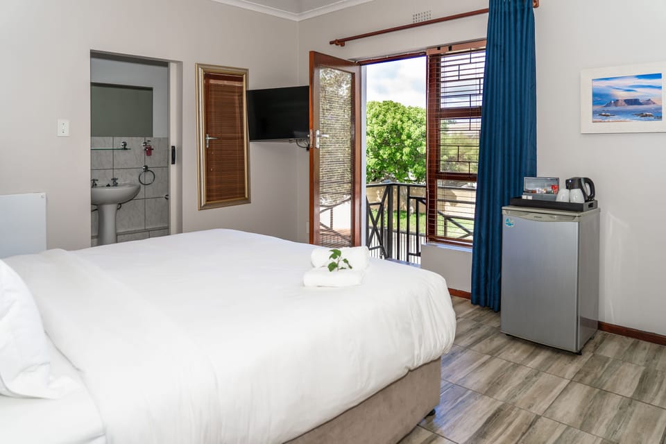 Superior Double Room | Minibar, in-room safe, blackout drapes, free WiFi