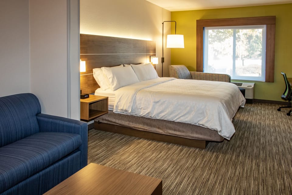 Suite, 1 King Bed | In-room safe, desk, blackout drapes, iron/ironing board