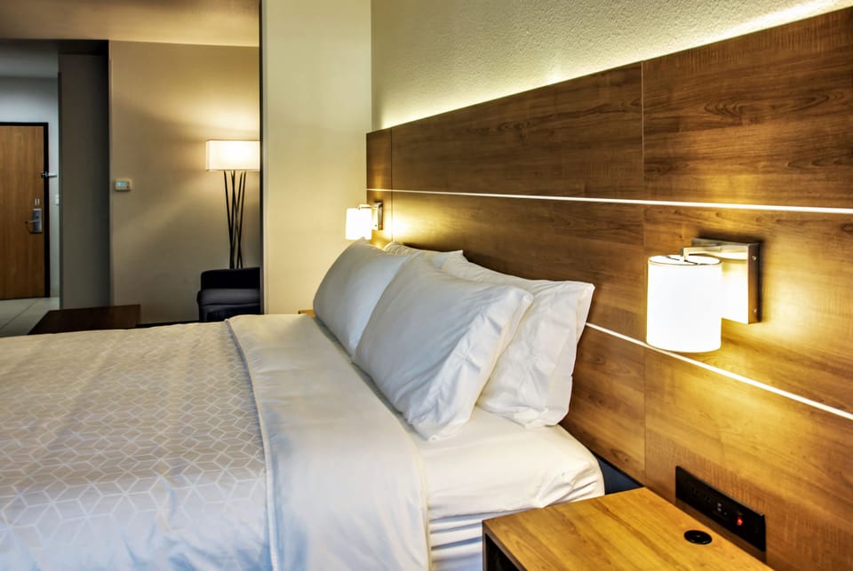 Suite, 1 King Bed | In-room safe, desk, blackout drapes, iron/ironing board