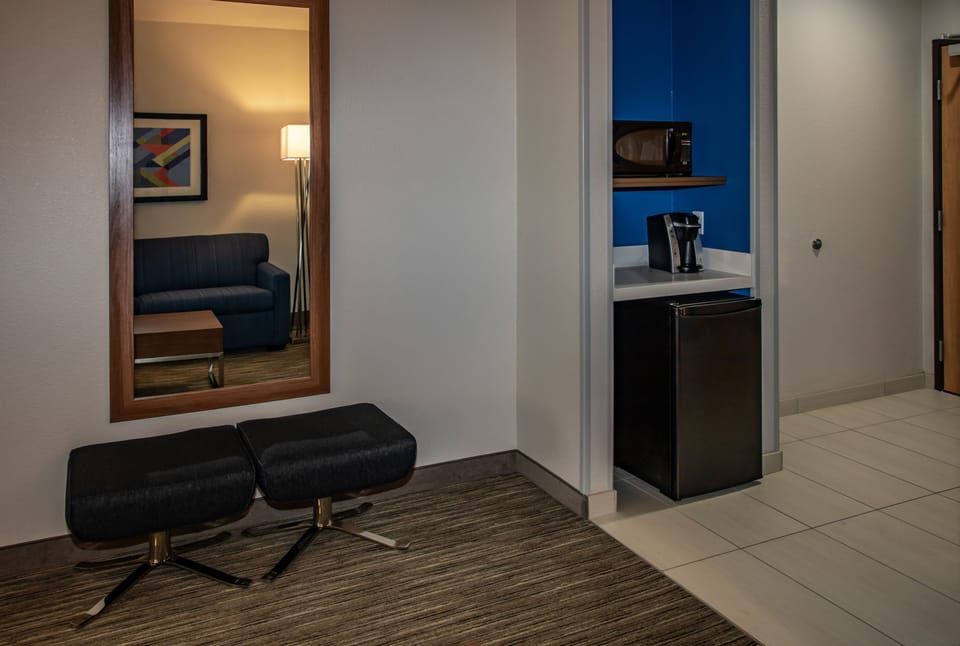 Suite, 1 King Bed | In-room safe, desk, blackout drapes, iron/ironing board